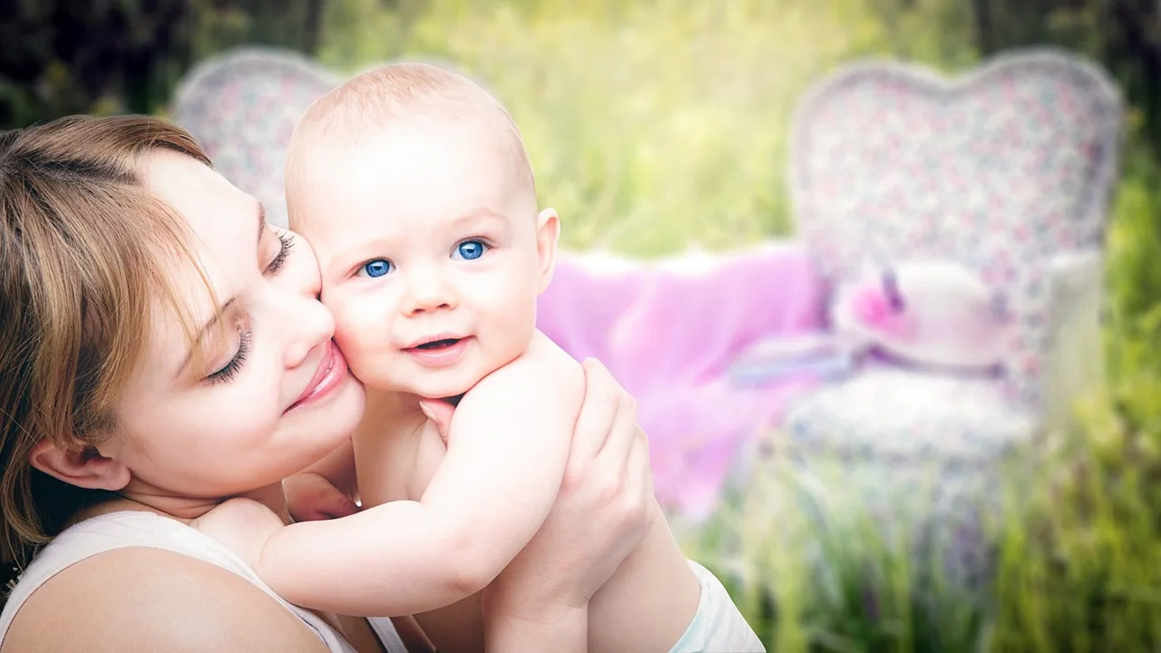 Първите 12 месеца: Как да се грижите за вашето бебе