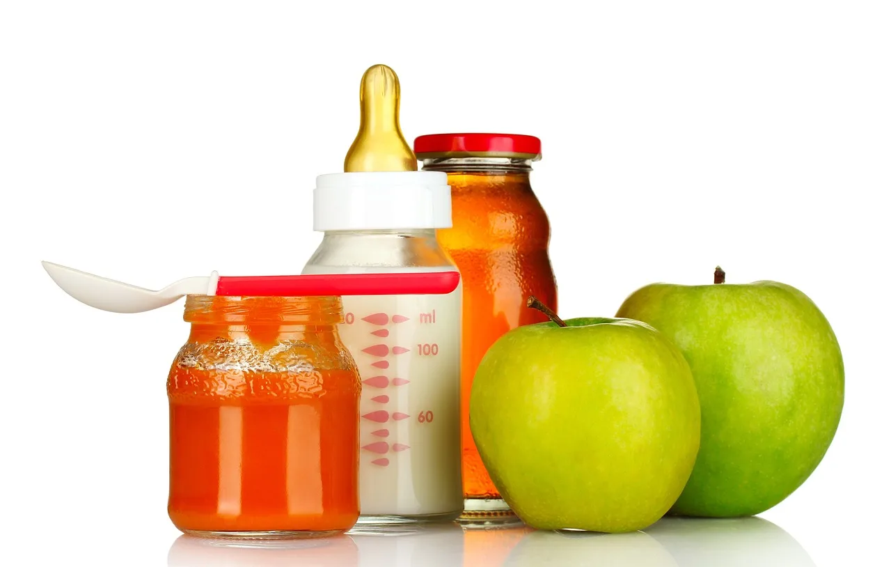 Бебешко пюре: Ползи от приготвянето у дома срещу готовите продукти